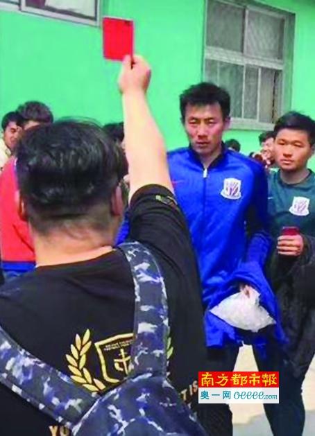 她在老公面前被耍了